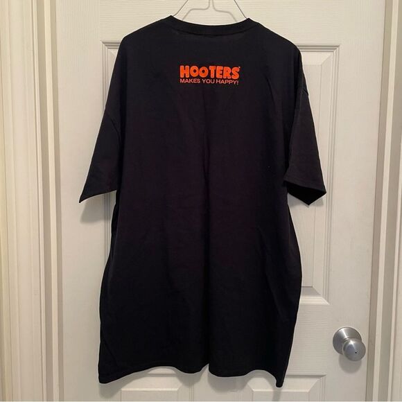 Hooters Black Graphic T-Shirt No Size Tag Looks Like 2X New Castle, DE - Picture 3 of 3